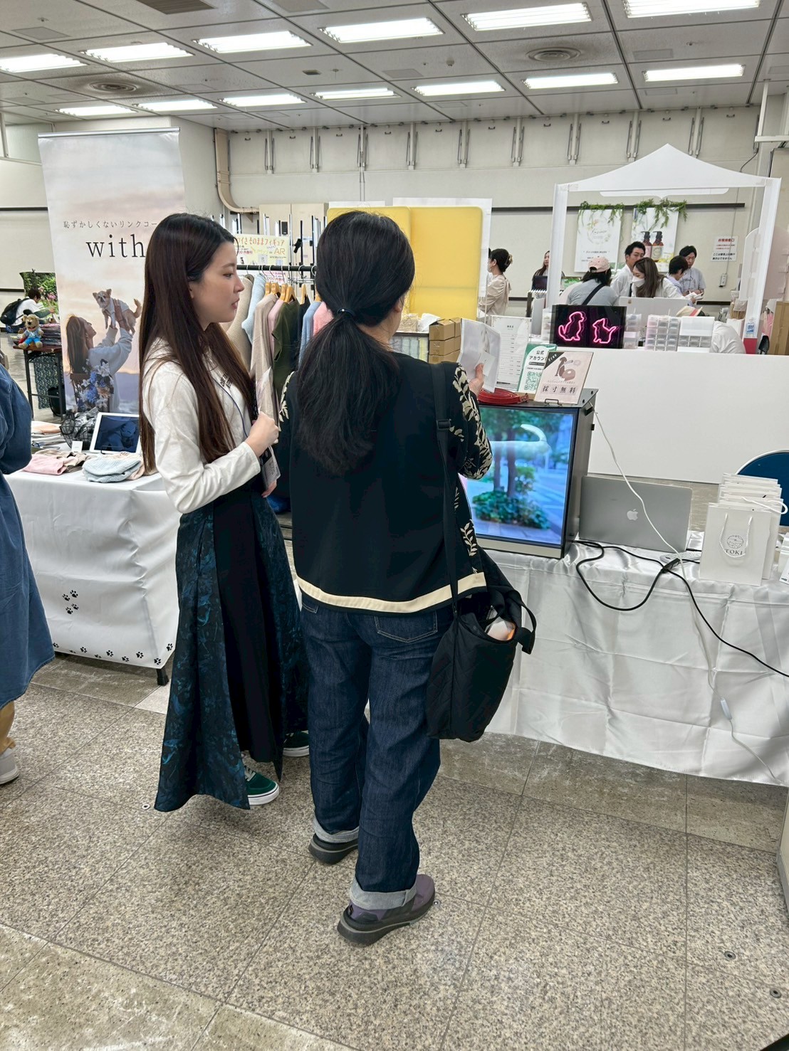 会場の様子とブースの反響